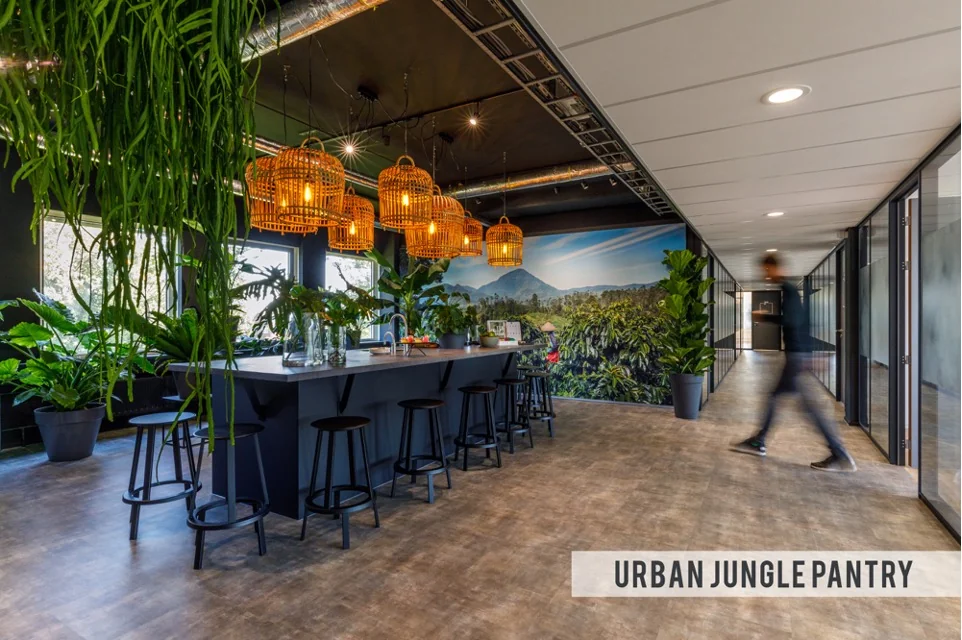 Moderne pantry in urban jungle stijl met veel planten, rotan lampen en een grote wandfoto van natuur bij de Baarnsche Dijk.